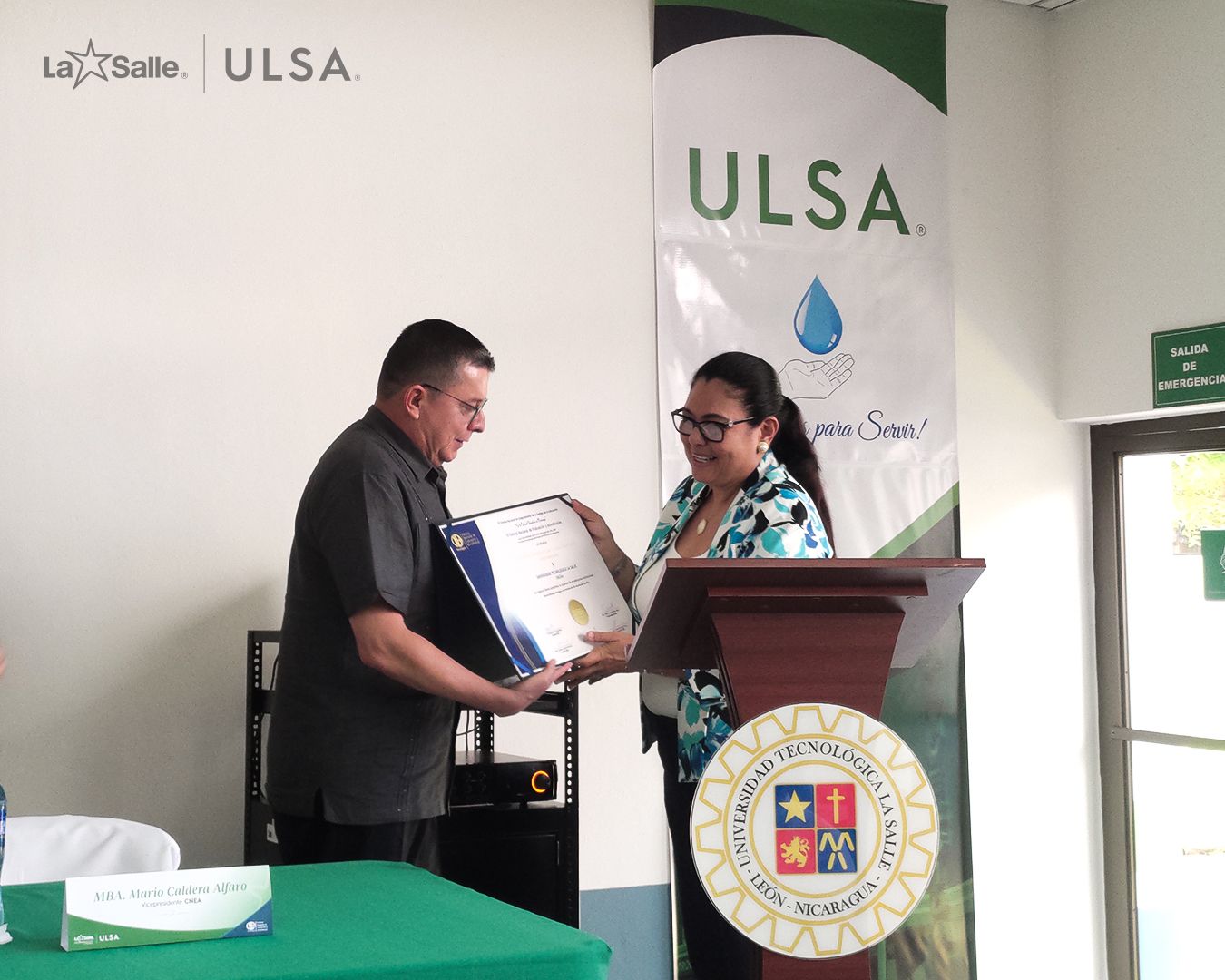 Dra. Maribel Duriez entrega al Hno. Rector Manuel Orozco certificado de acreditación