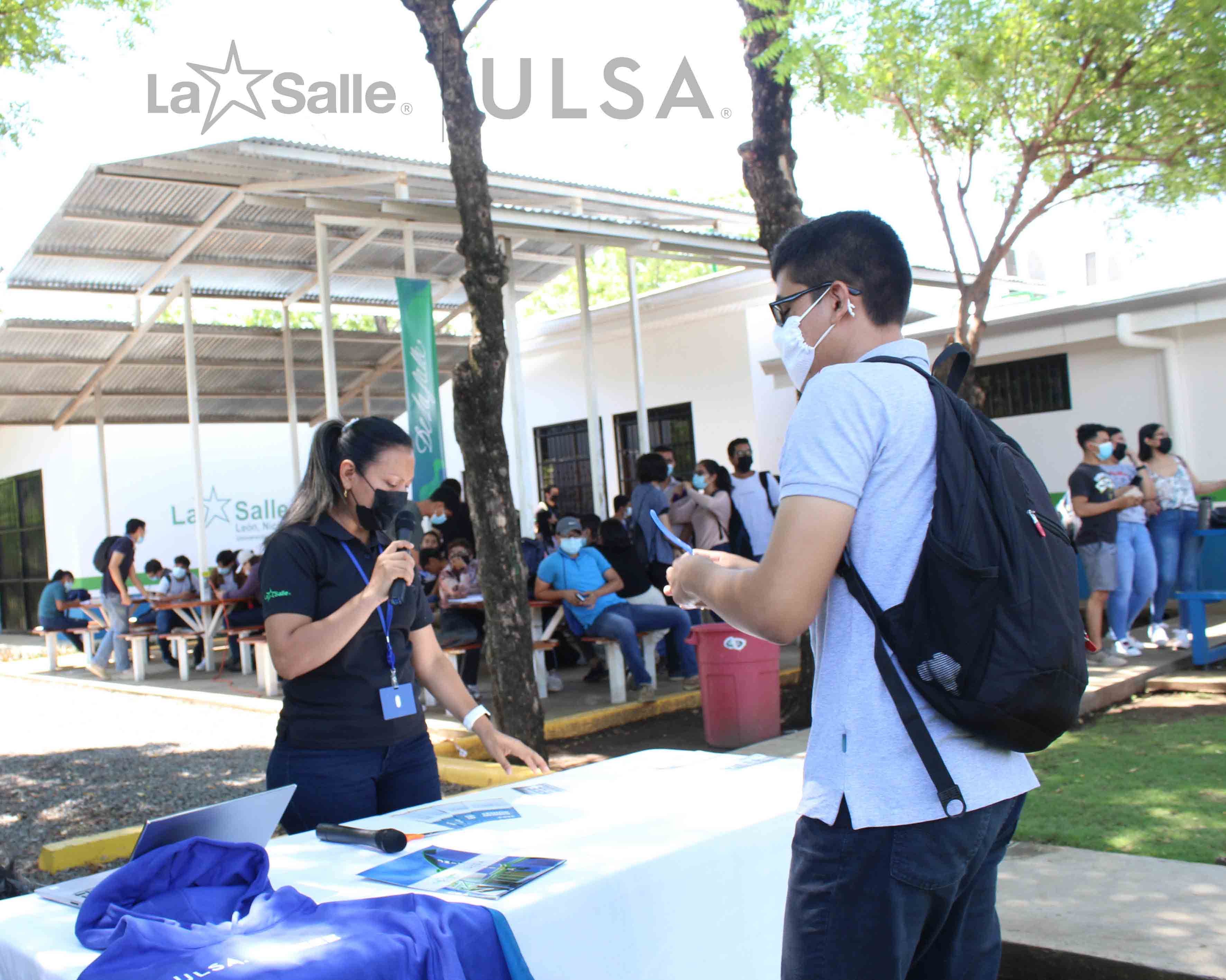 Estudiante durante el Concurso de proyecto de Electrónica Digital II
