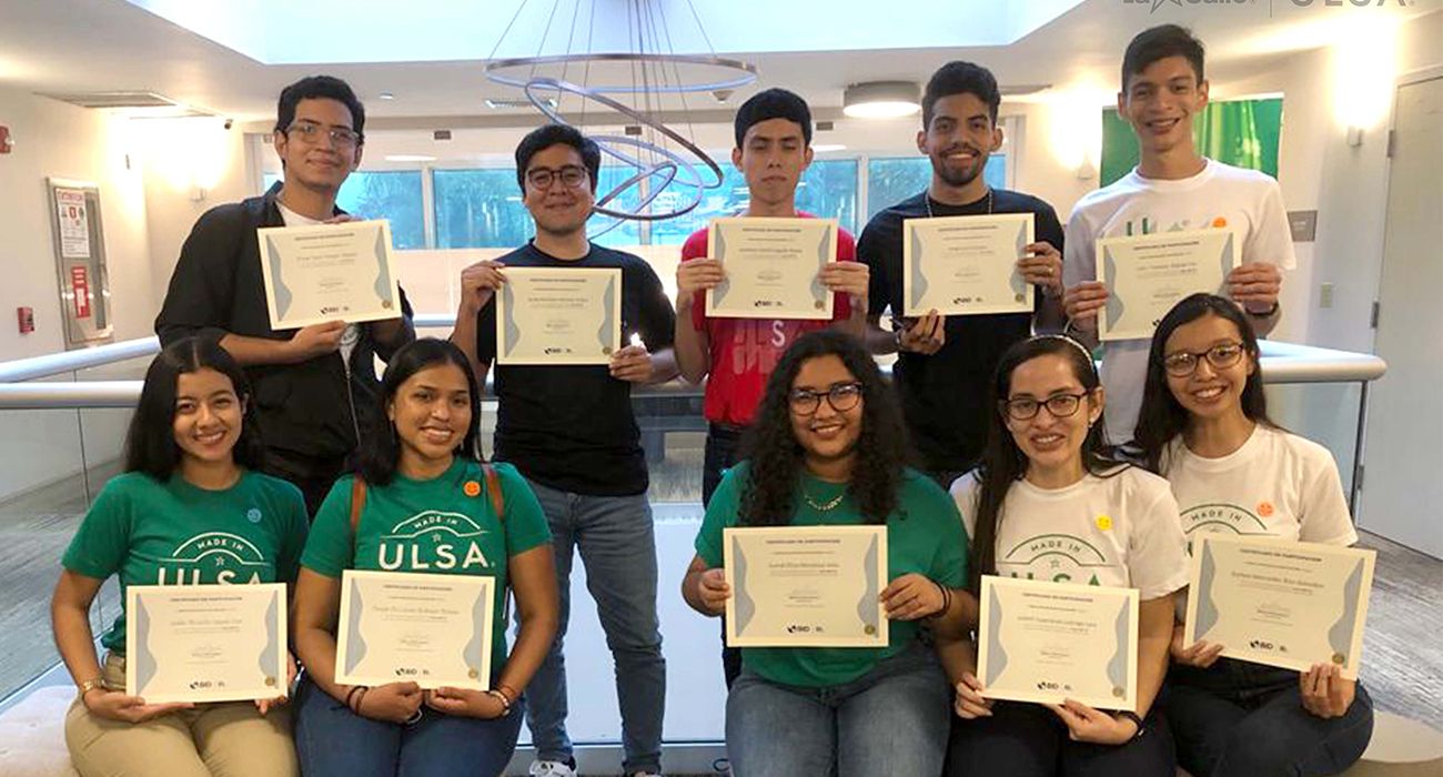 Estudiantes de ULSA que participaron en el programa Aula BID con reconocimientos