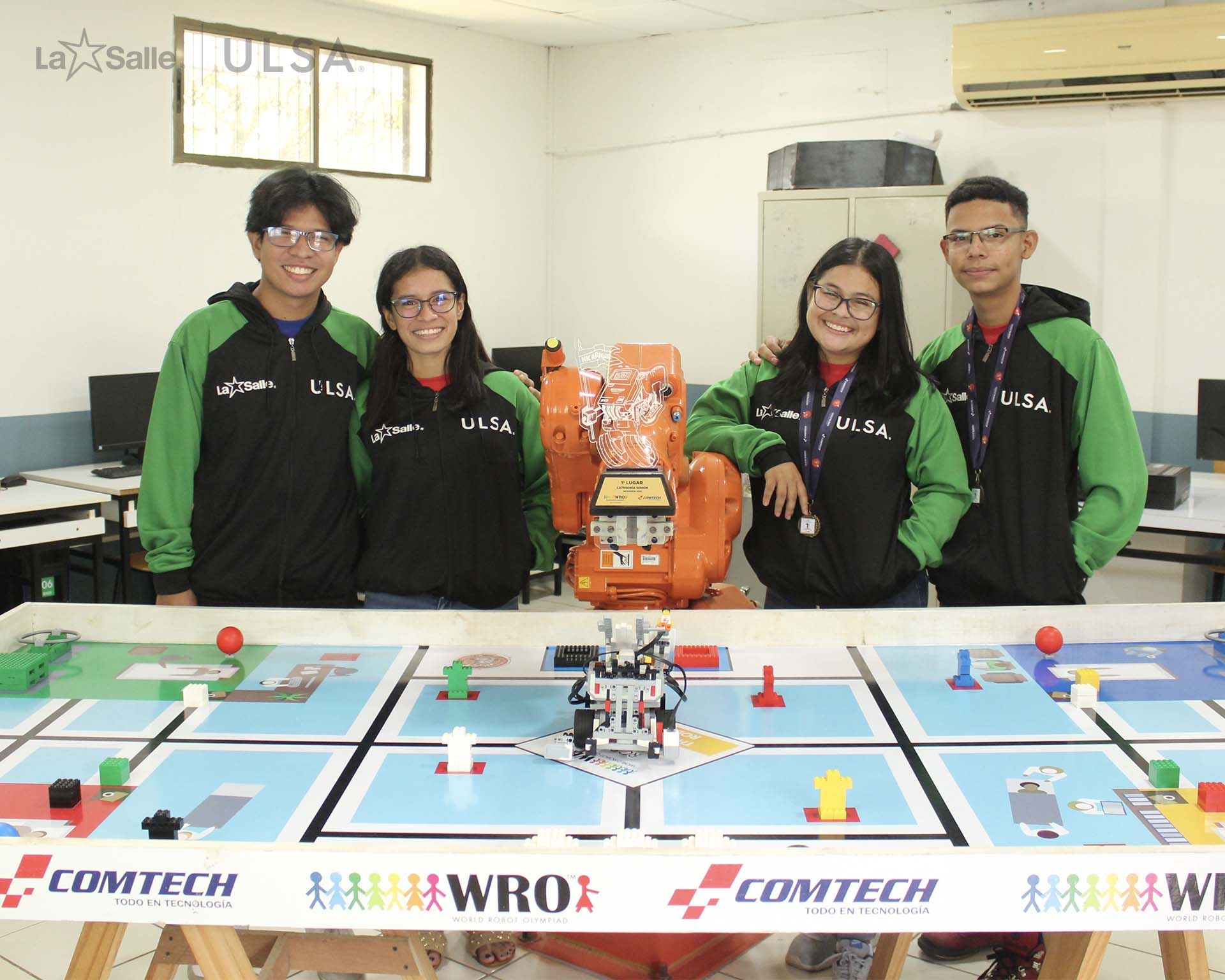 Estudiantes ganadores del primer lugar a nivel nacional en las Olimpiadas de Robótica