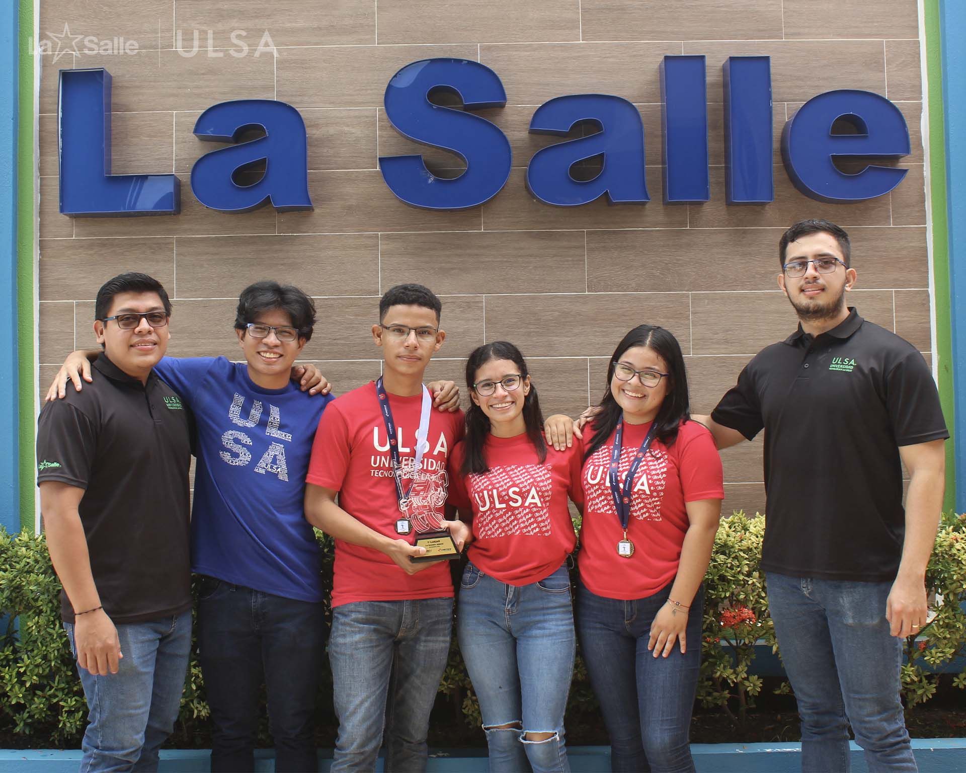 Equipo ganador de las Olimpiadas Nacionales de Robótica con sus premios en ULSA