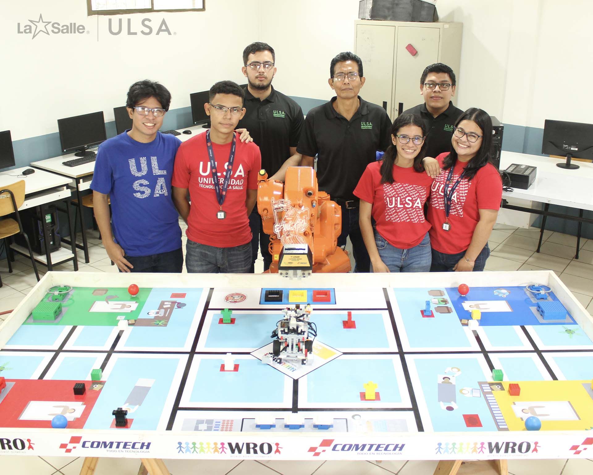 Equipo ganador del primer lugar con su proyecto